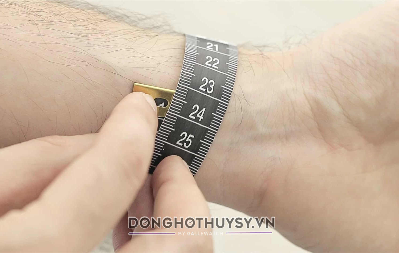 Đo chu vi cổ tay để chọn đồng hồ nam size 40 chính xác nhất