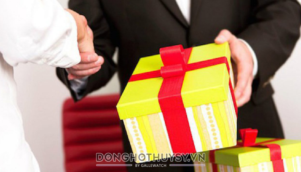 Những lưu ý trước khi mua quà tặng sếp bạn nên nhớ 