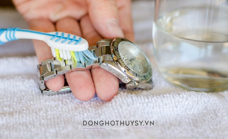 Sử dụng bàn chải và kem đánh răng để vệ sinh đồng hồ mạ vàng