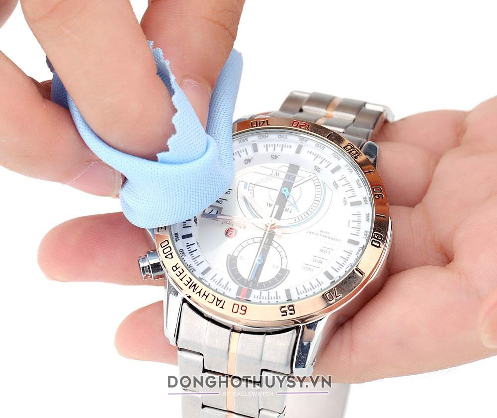 Xử lý đồng hồ đoe tay bị hấp hơi nước bằng cách sử dụng khăn giấy hoặc khăn mềm