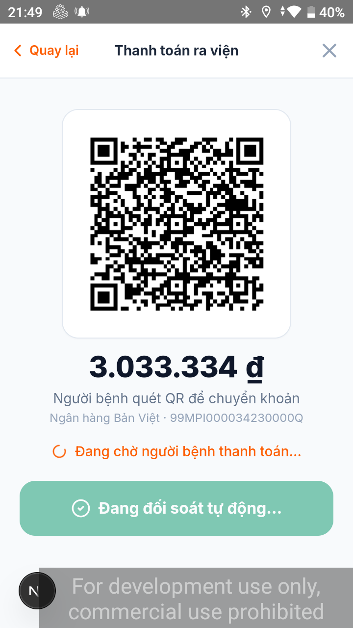 Người nhà quét mã QR trên máy Mini POS để thanh toán viện phí tại giường